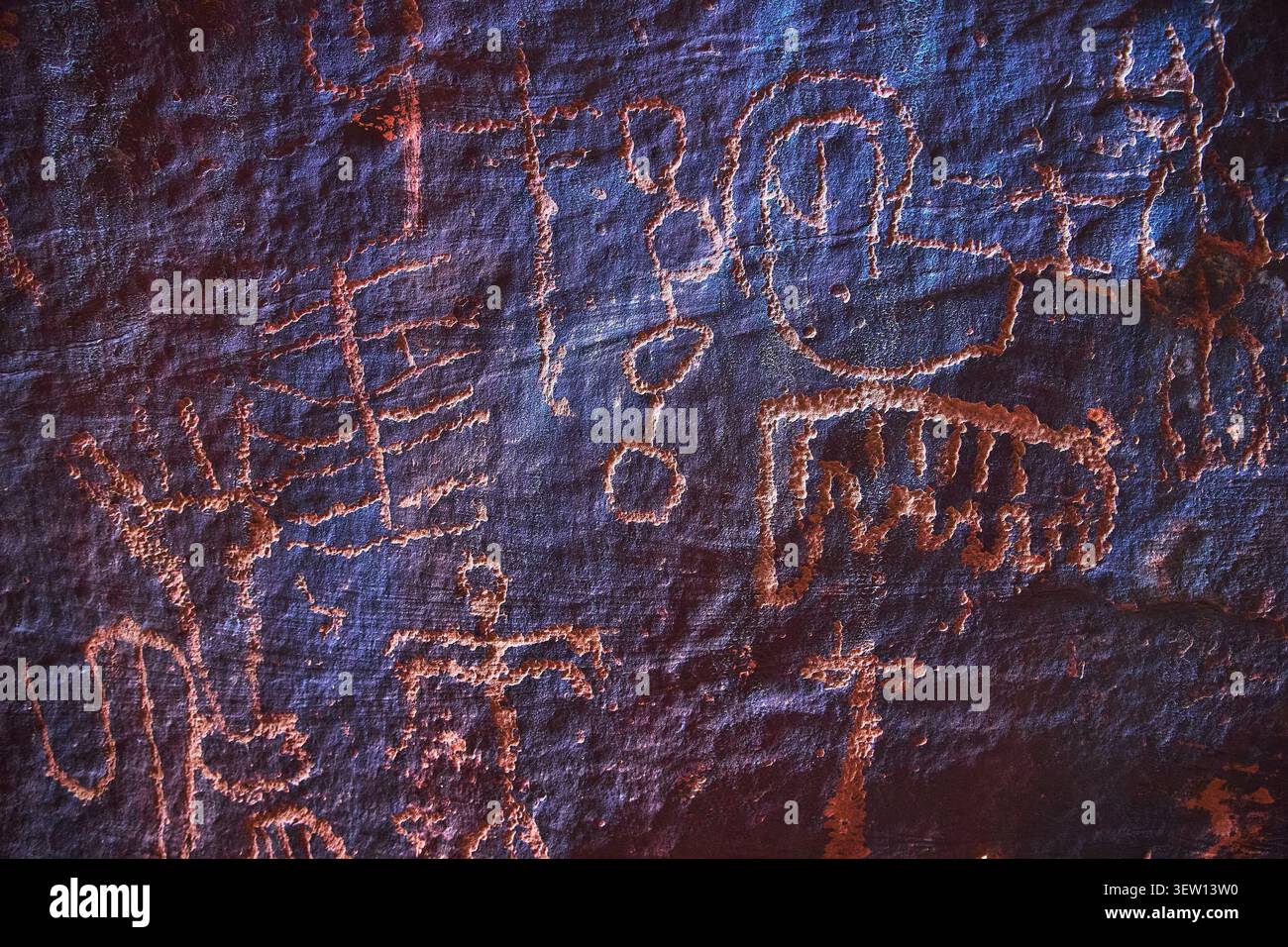 Pétroglyphes antiques sur Rock face dans Gold Butte National Monument Nevada Banque D'Images