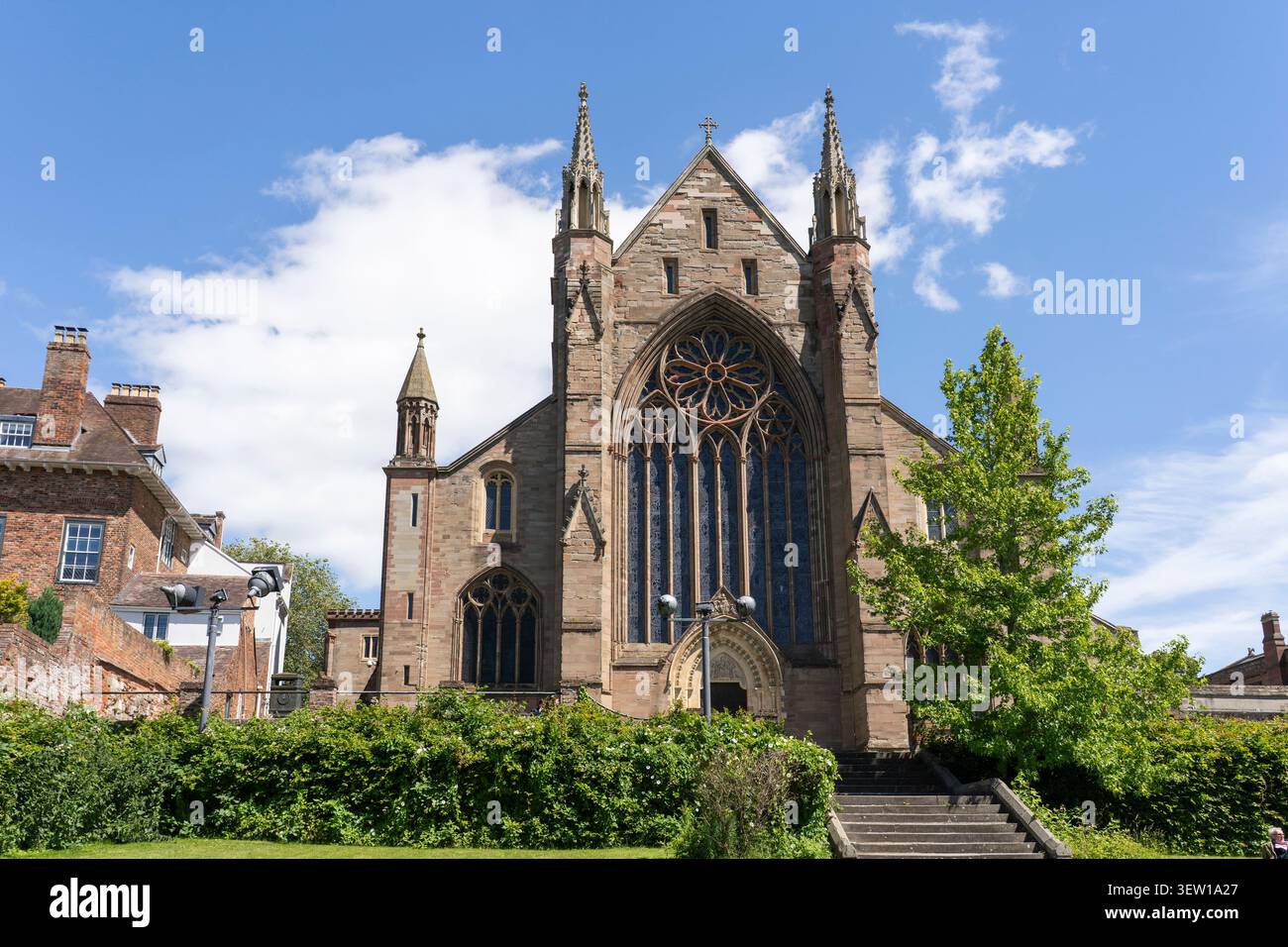La face ouest de la cathédrale de Worcester est une étonnante récréation victorienne, achevée en 1865 en grès rouge doux, surplombant la rivière Severn Banque D'Images