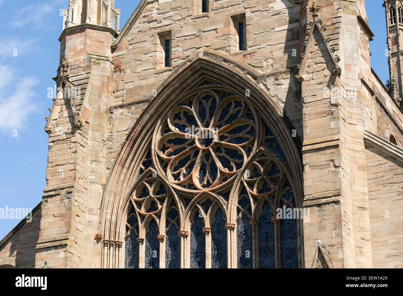 La face ouest de la cathédrale de Worcester est une étonnante récréation victorienne, achevée en 1865 en grès rouge doux, surplombant la rivière Severn Banque D'Images