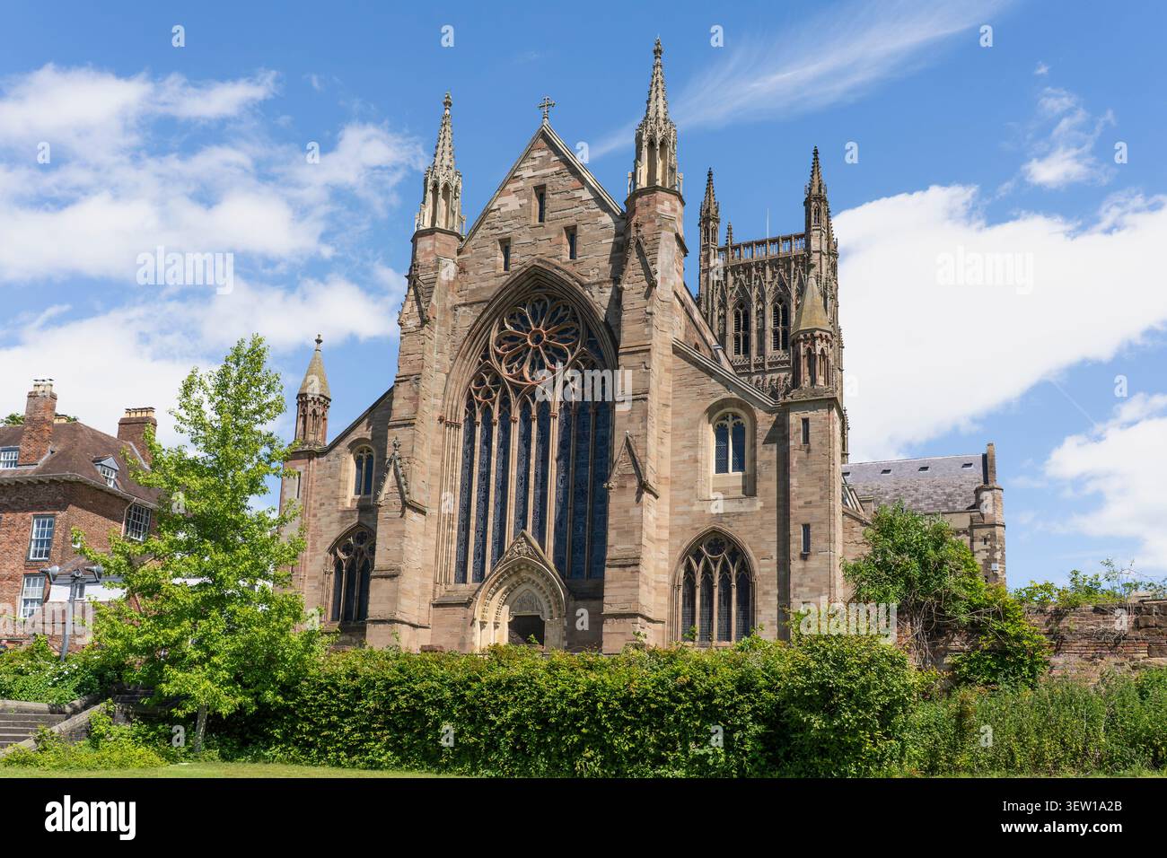 La face ouest de la cathédrale de Worcester est une étonnante récréation victorienne, achevée en 1865 en grès rouge doux, surplombant la rivière Severn Banque D'Images