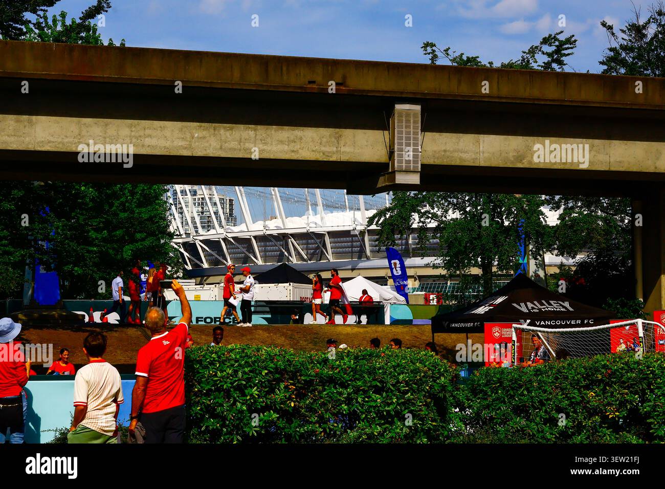Le stade BC place se trouve au loin alors que les partisans canadiens se dirigent vers un match de soccer masculin du Canada lors de la Coupe du monde 2026 à Vancouver, en Colombie-Britannique. Banque D'Images
