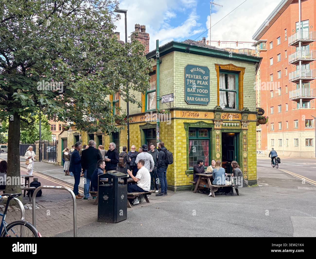 Maison publique victorienne historique avec une façade carrelée vert vif. Peveril of the Peak, City Centre, Manchester, Angleterre. Banque D'Images