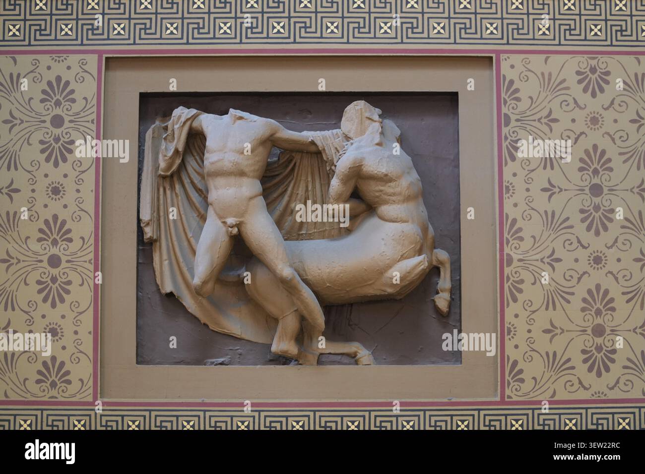 Relief en pierre néoclassique représentant un centaure et une figure humaine à la Manchester Art Gallery, Manchester, Angleterre. Banque D'Images