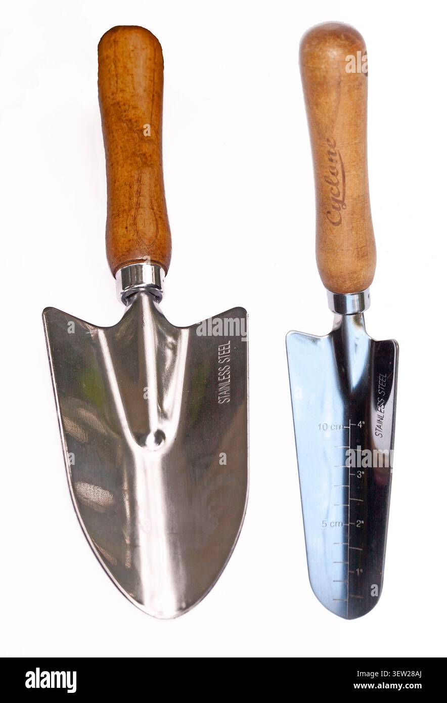 Deux truelles de jardin avec poignées en bois, outils de creusement de jardinage utiles, sur fond blanc Banque D'Images