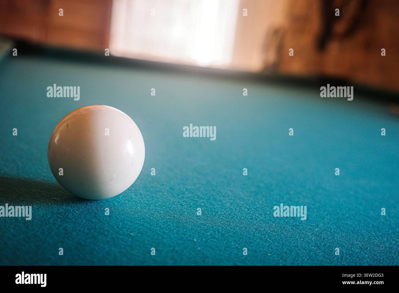 Boule de billard blanche sur la table de billard bleue Banque D'Images