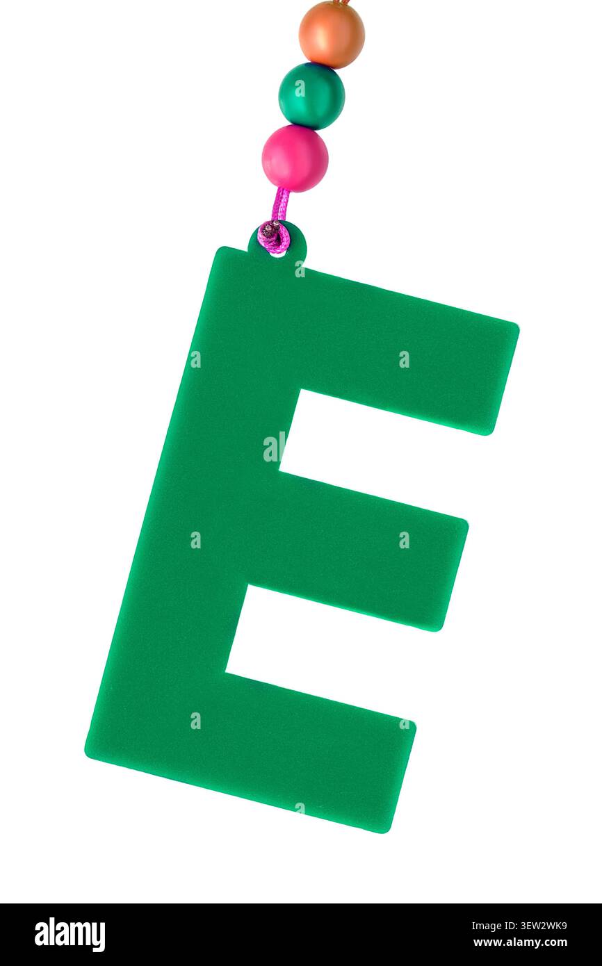 Bibelot en caoutchouc lettre E verte avec des perles colorées isolé sur fond blanc Banque D'Images