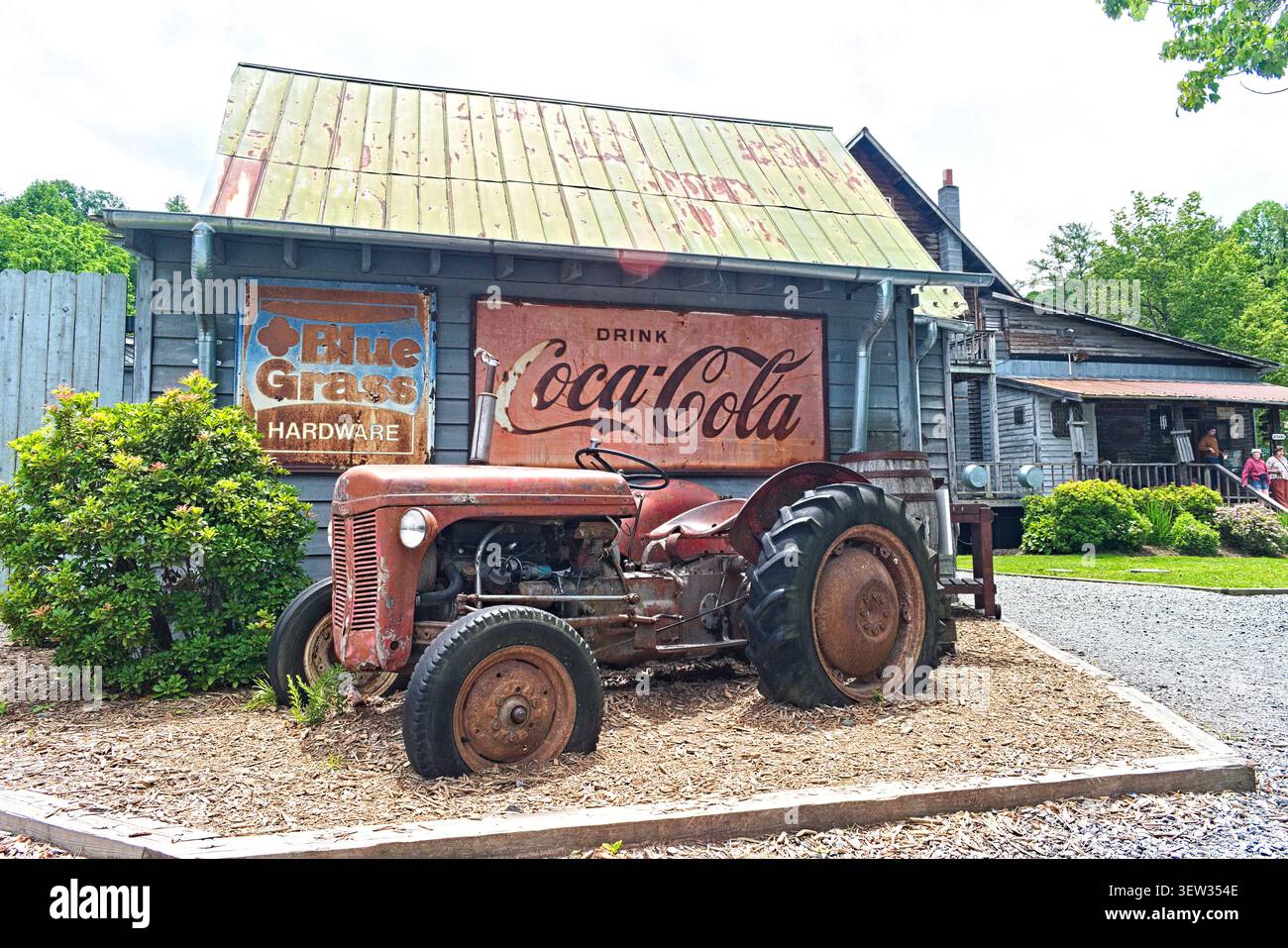 Valle Crucis, NC – 16 juin 2026 : situé derrière le bâtiment original du magasin général Mast, ce vieux tracteur offre un lieu photo pittoresque et intemporel Banque D'Images