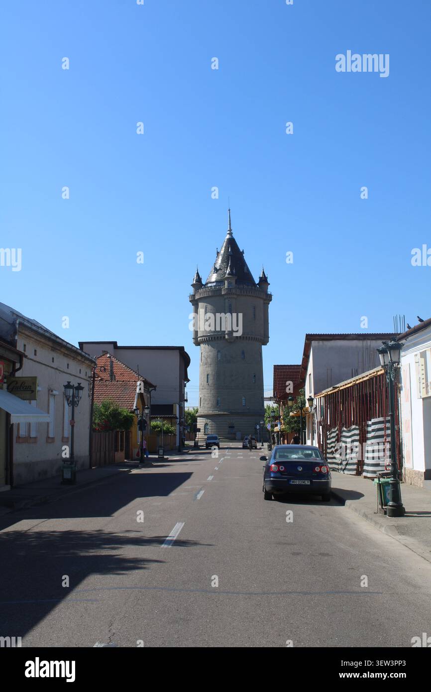 Drobeta-Turnu Severin, Roumanie : le château d'eau, un point de repère de la ville, hauteur 27 mètres. Érigé en 1913 dans un style médiéval. Europe du Sud-est. Banque D'Images