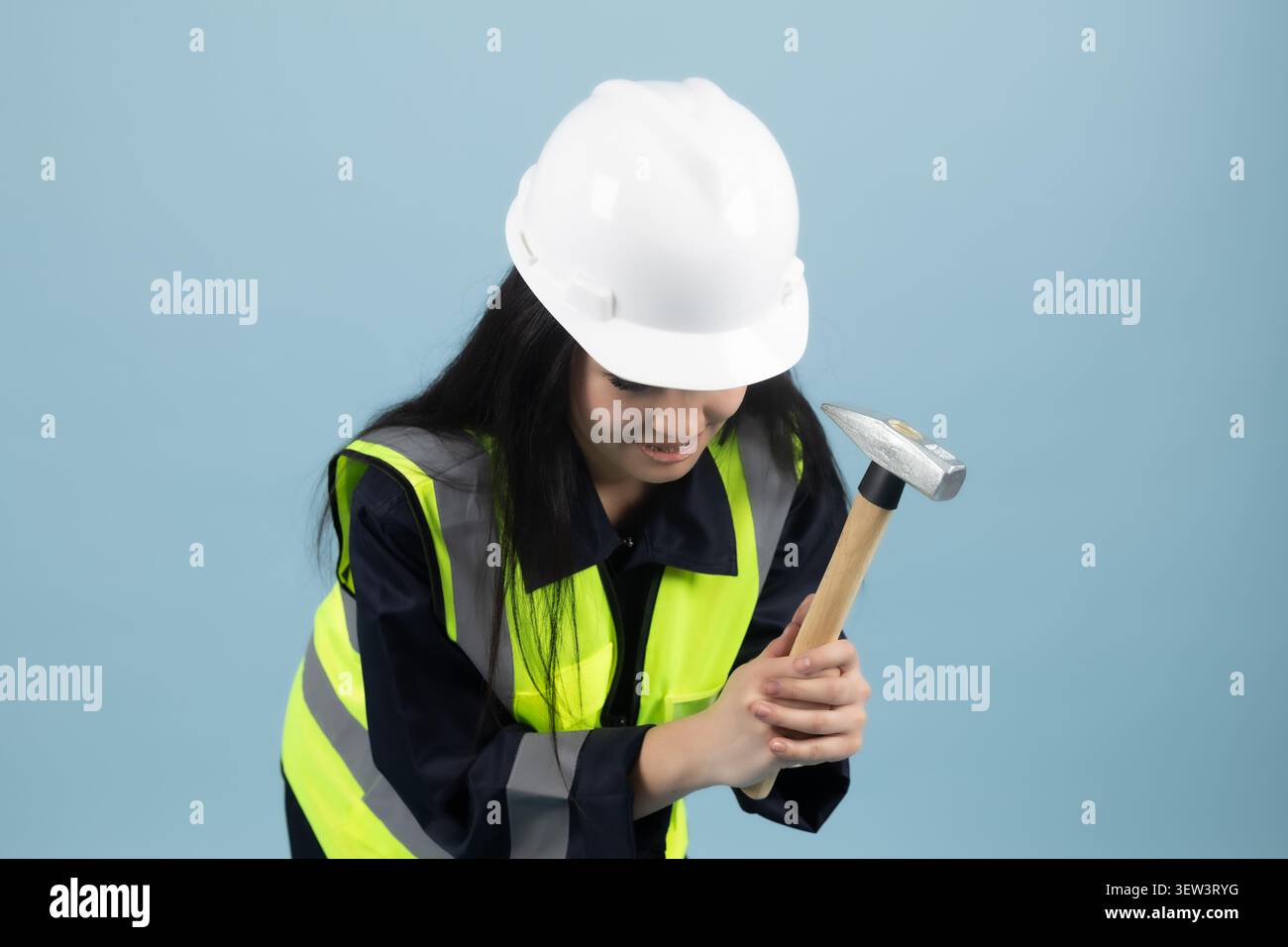 Ouvrière de construction industrielle portant un casque de protection blanc Banque D'Images