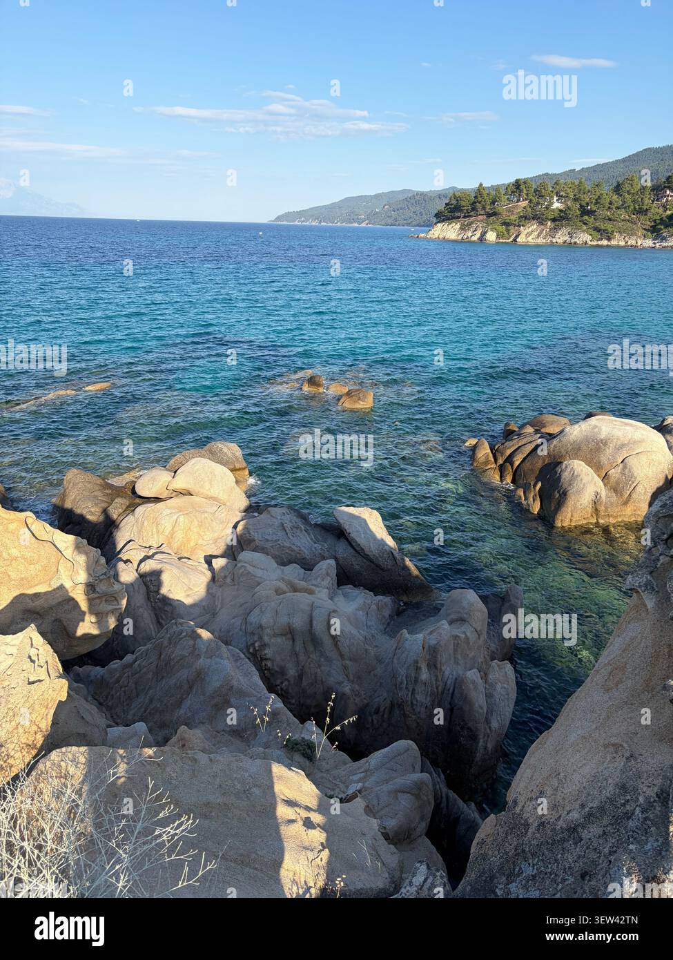 Vue panoramique sur un magnifique paysage côtier à Halkidiki, Grèce, avec des eaux méditerranéennes turquoises, des formations rocheuses uniques et des pins - Image de stock capturée avec un smartphone