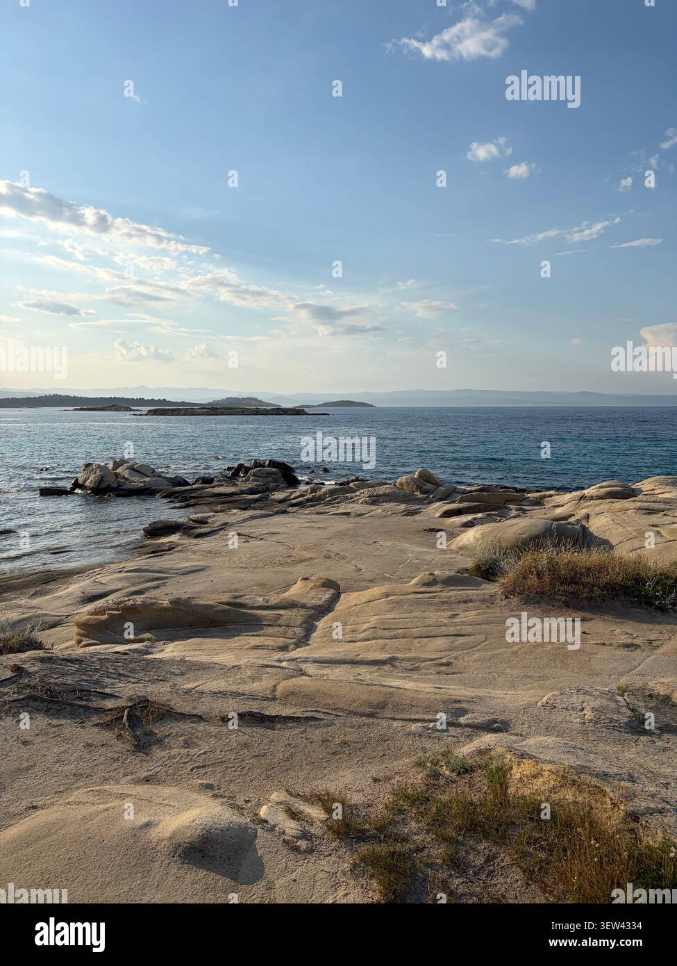 Vue panoramique sur un magnifique paysage côtier à Halkidiki, Grèce, avec des eaux méditerranéennes turquoises, des formations rocheuses uniques et des pins - Image de stock capturée avec un smartphone