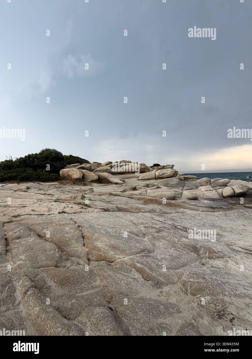 Vue panoramique sur un magnifique paysage côtier à Halkidiki, Grèce, avec des eaux méditerranéennes turquoises, des formations rocheuses uniques et des pins - Image de stock capturée avec un smartphone