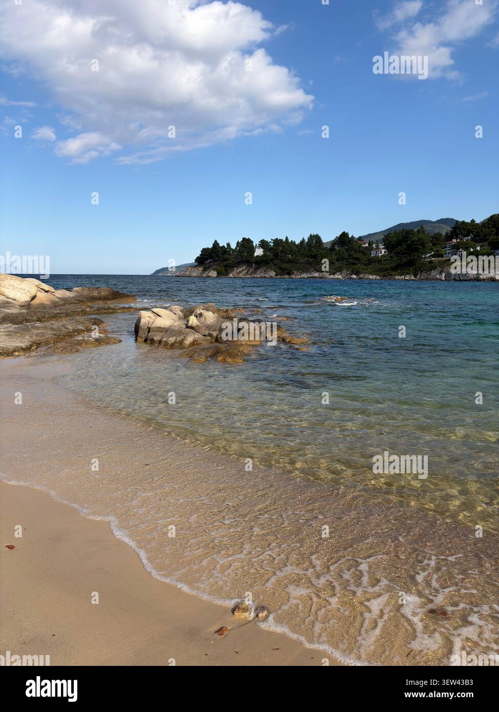 Vue panoramique sur un magnifique paysage côtier à Halkidiki, Grèce, avec des eaux méditerranéennes turquoises, des formations rocheuses uniques et des pins - Image de stock capturée avec un smartphone