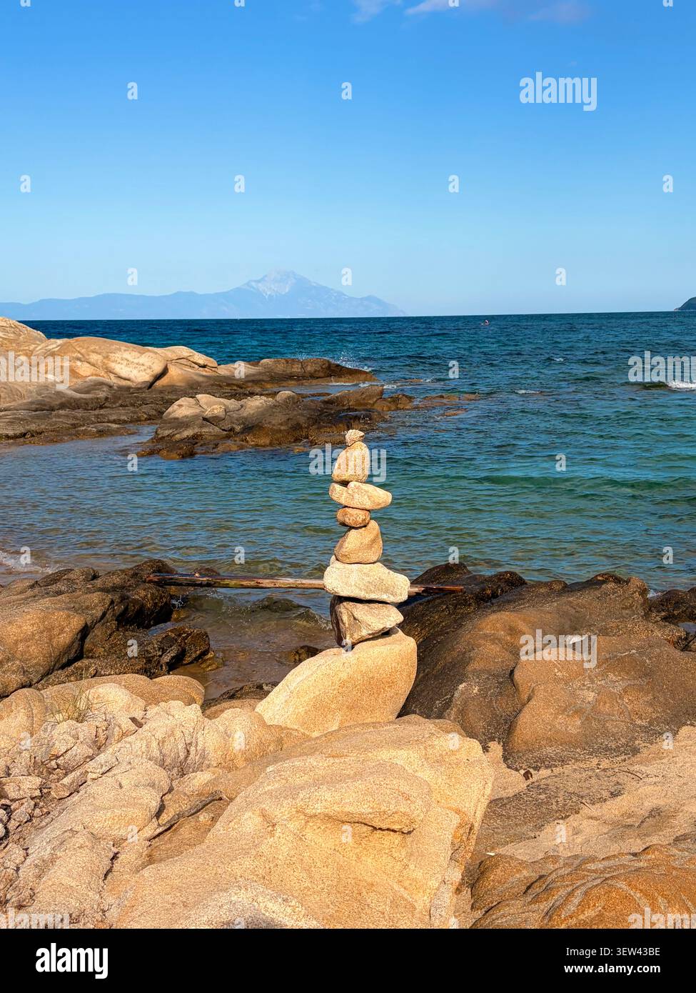 Vue panoramique sur un magnifique paysage côtier à Halkidiki, Grèce, avec des eaux méditerranéennes turquoises, des formations rocheuses uniques et des pins - Image de stock capturée avec un smartphone