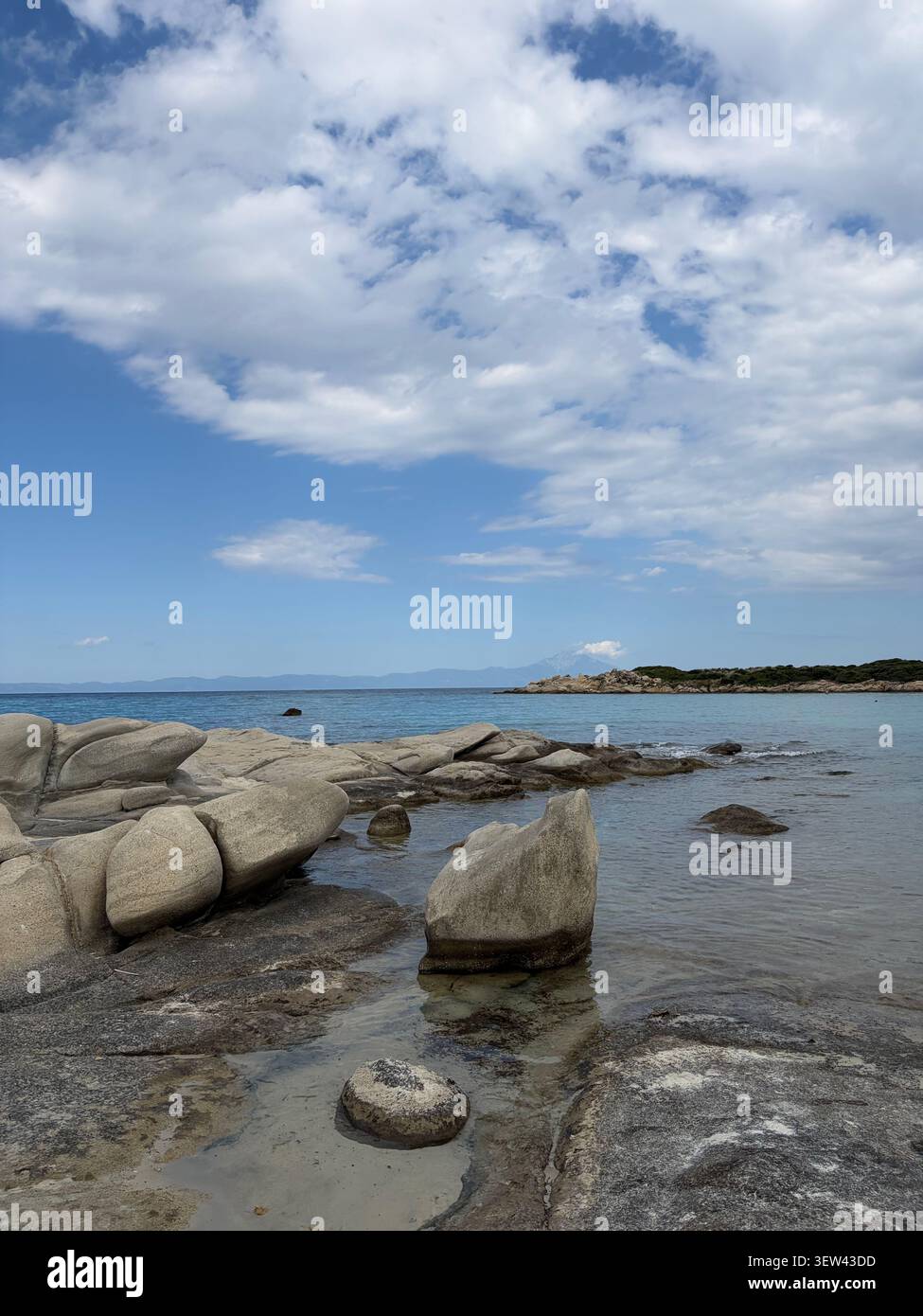 Vue panoramique sur un magnifique paysage côtier à Halkidiki, Grèce, avec des eaux méditerranéennes turquoises, des formations rocheuses uniques et des pins - Image de stock capturée avec un smartphone