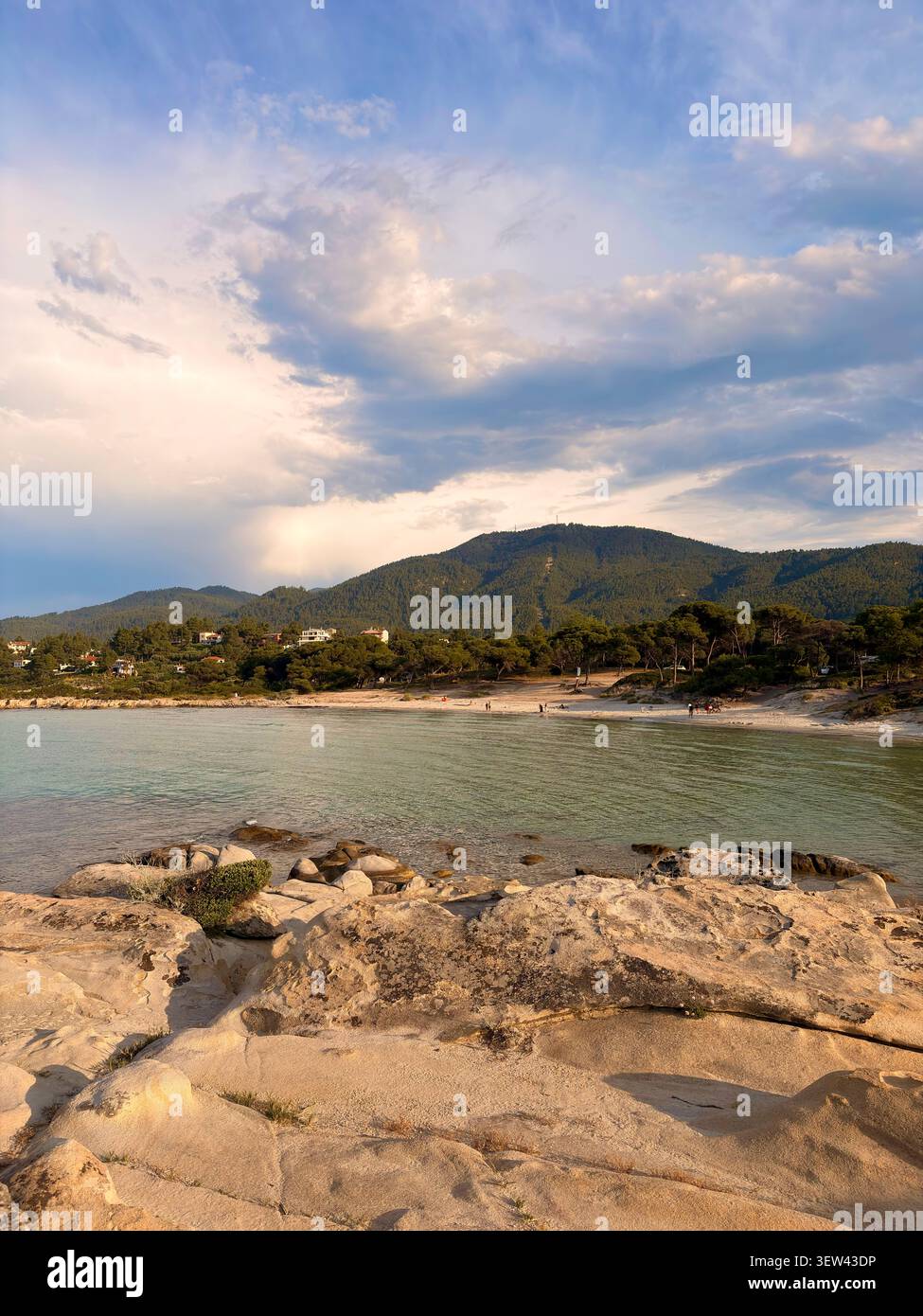 Vue panoramique sur un magnifique paysage côtier à Halkidiki, Grèce, avec des eaux méditerranéennes turquoises, des formations rocheuses uniques et des pins - Image de stock capturée avec un smartphone