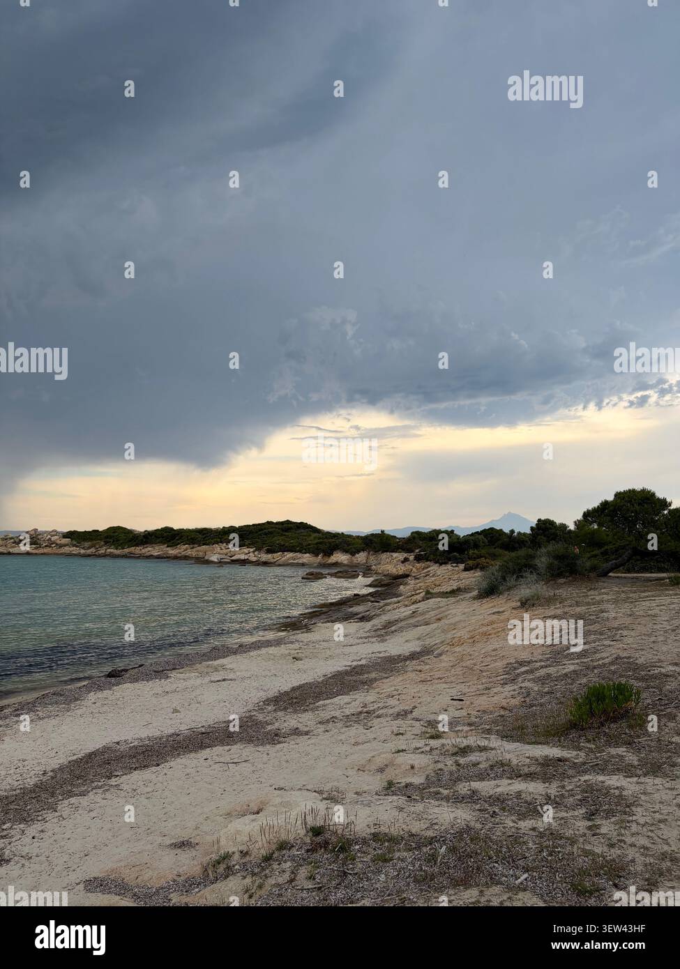 Vue panoramique sur un magnifique paysage côtier à Halkidiki, Grèce, avec des eaux méditerranéennes turquoises, des formations rocheuses uniques et des pins - Image de stock capturée avec un smartphone