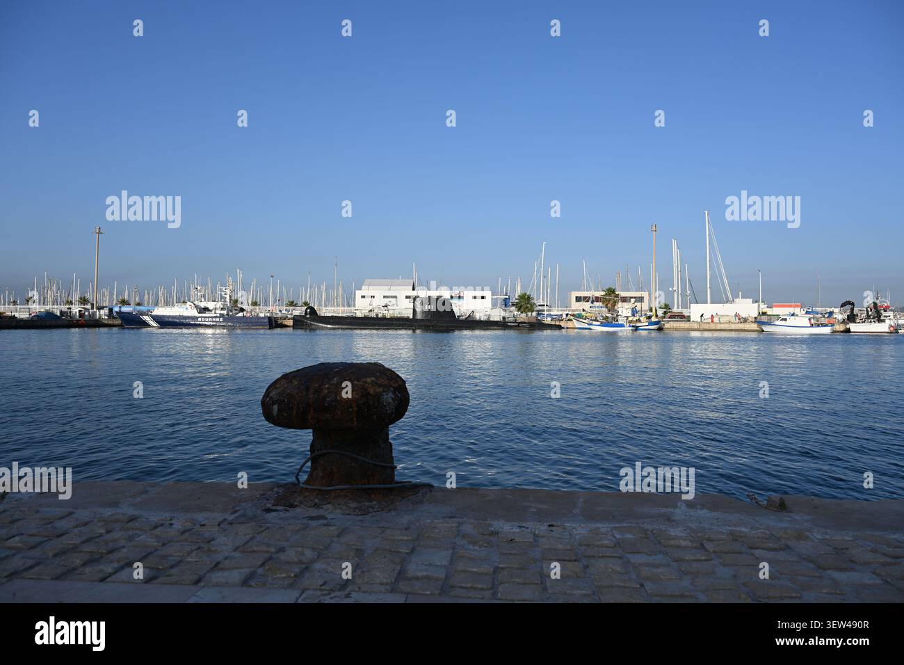 Borne d'amarrage dans la marina avec un sous-marin en arrière-plan Banque D'Images