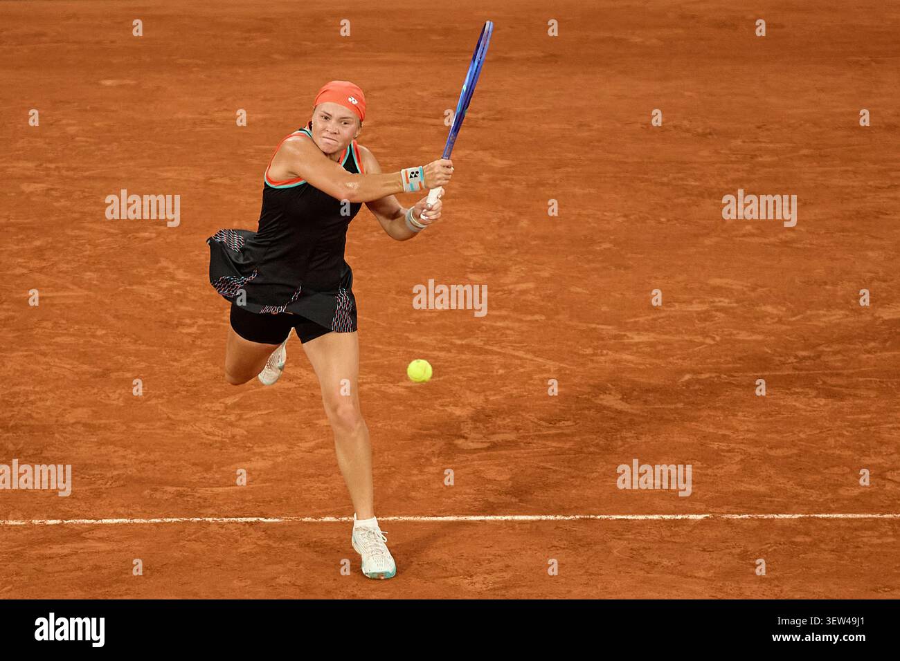PARIS, FRANCE - 04 JUIN : Diana Shnaider contre Maja Chwalinska, de Pologne, lors de leur demi-finale en simple féminin le jour douze du Fren 2026 Banque D'Images