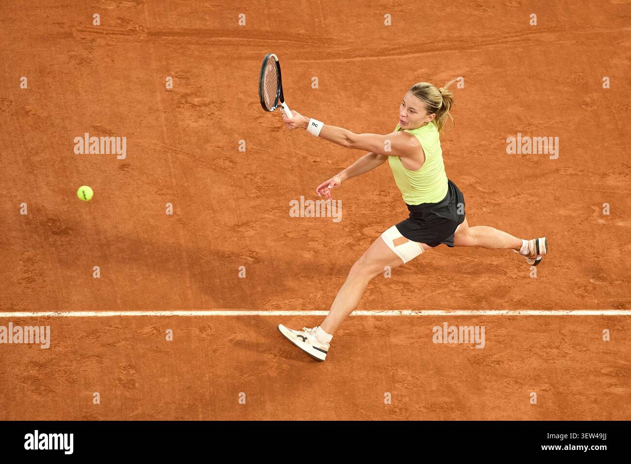 PARIS, FRANCE - 04 JUIN : Maja Chwalinska, polonaise, contre Diana Shnaider lors de leur demi-finale en simple féminin le jour douze du Fren 2026 Banque D'Images