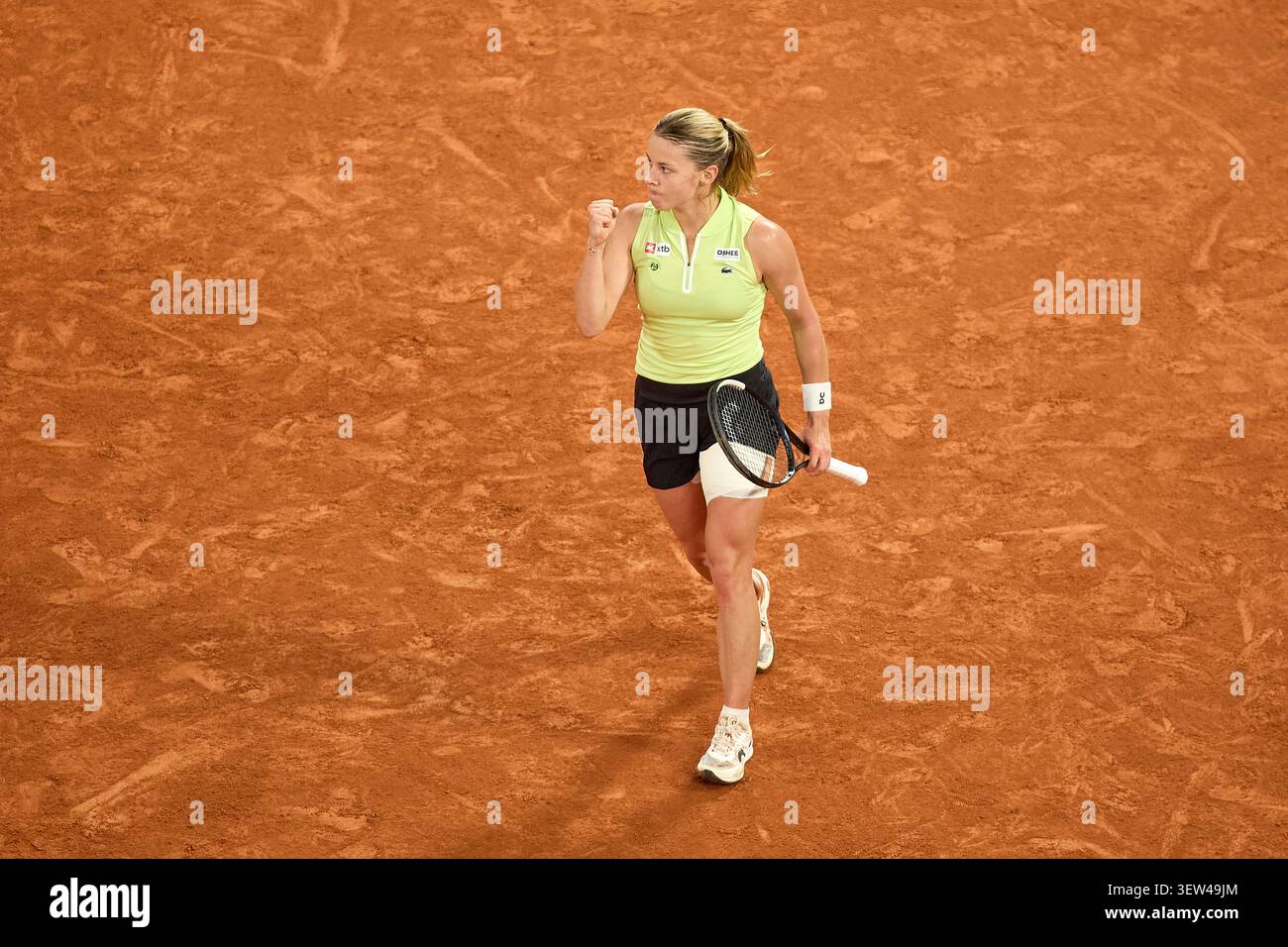 PARIS, FRANCE - 04 JUIN : Maja Chwalinska, polonaise, contre Diana Shnaider lors de leur demi-finale en simple féminin le jour douze du Fren 2026 Banque D'Images
