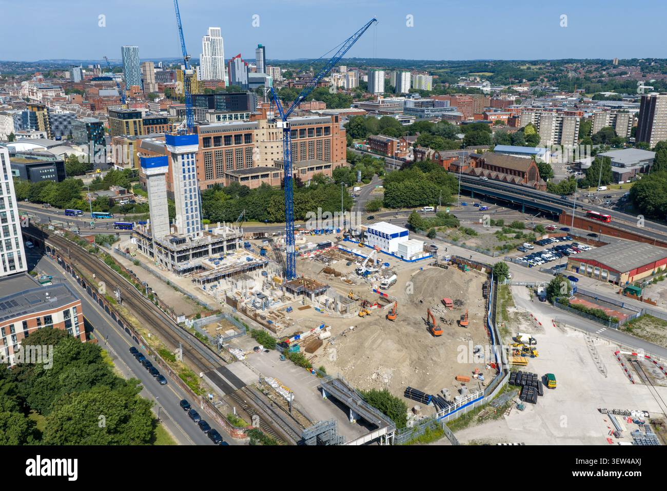 Vue aérienne d'un important chantier de construction dans le centre-ville de Leeds West Yorkshire Angleterre avec grues à tour de nouveaux bâtiments résidentiels sous constructi Banque D'Images