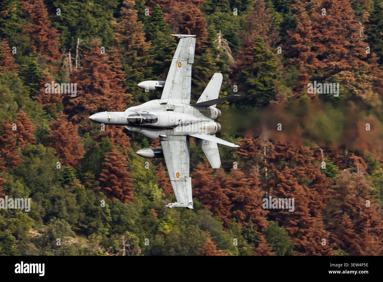Force aérienne et spatiale espagnole McDonnell Douglas EF-18M Hornet effectue un vol d'entraînement à basse altitude à grande vitesse pendant l'exercice INIOCHOS 2025 en Grèce. Banque D'Images