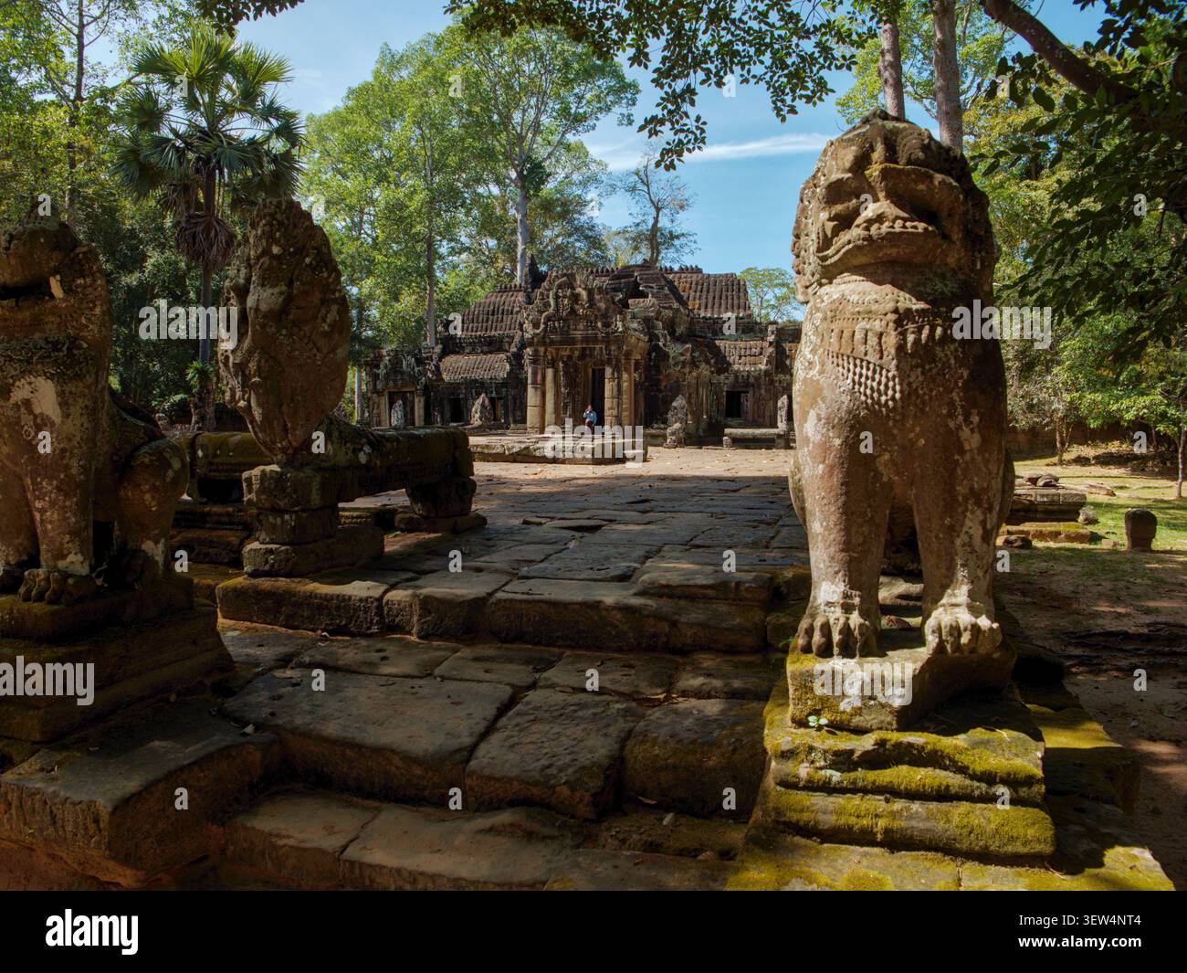 Anciennes statues de lion gardien au temple de Banteay Kdei, parc archéologique d'Angkor, Cambodge Banque D'Images