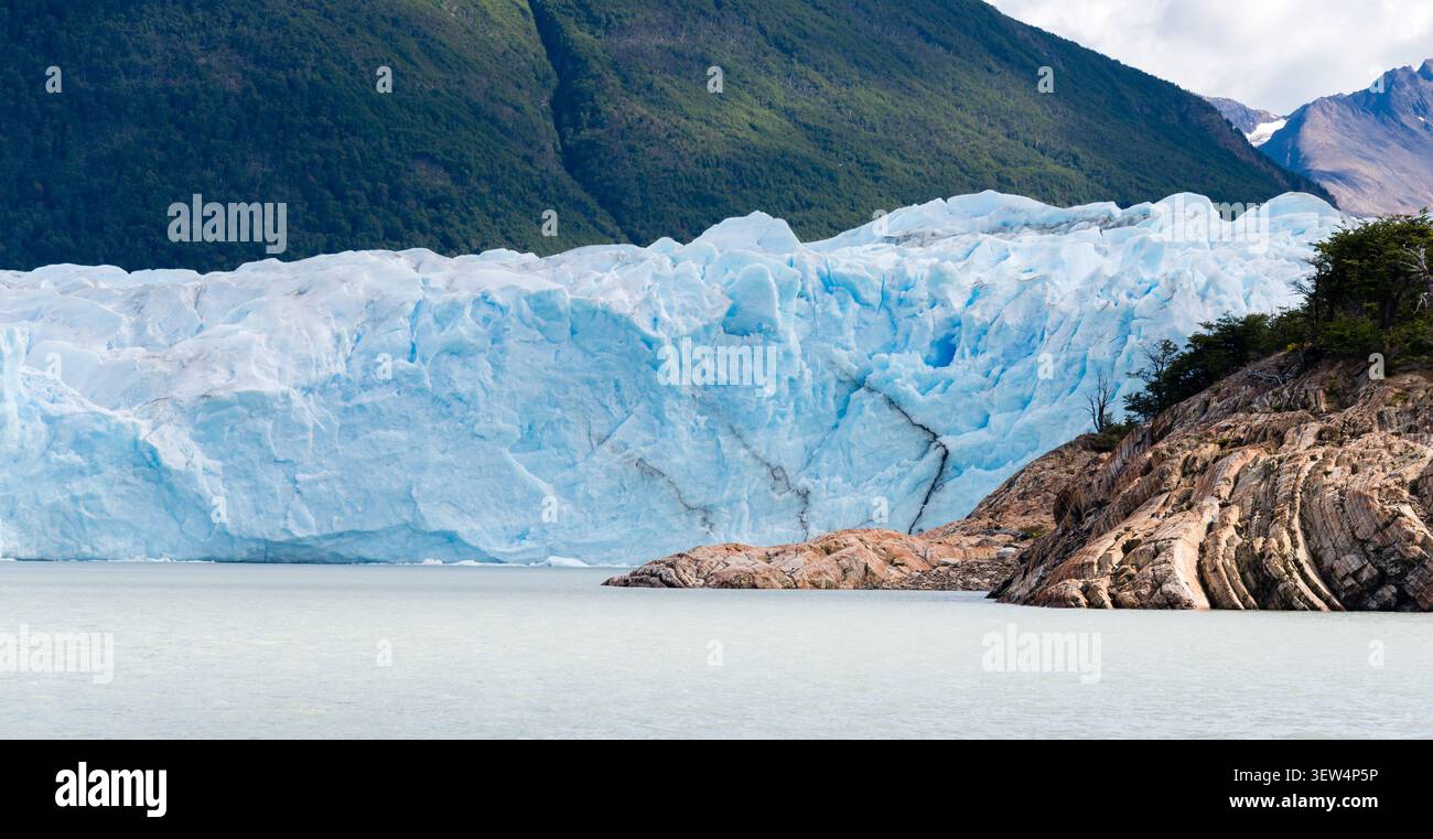 Vue rapprochée sur la grande glace et le mur du glacier, une merveille naturelle puissante et ancienne Banque D'Images