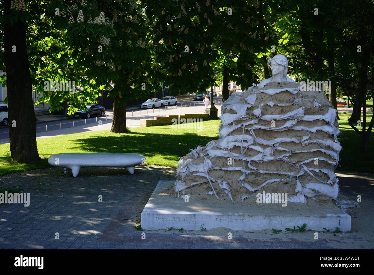 Monument à Dante Alighieri près de Volodymyrs Descent, dans le parc central de Kiev couvert de sacs de sable comme mesure de protection contre les attaques aériennes Banque D'Images