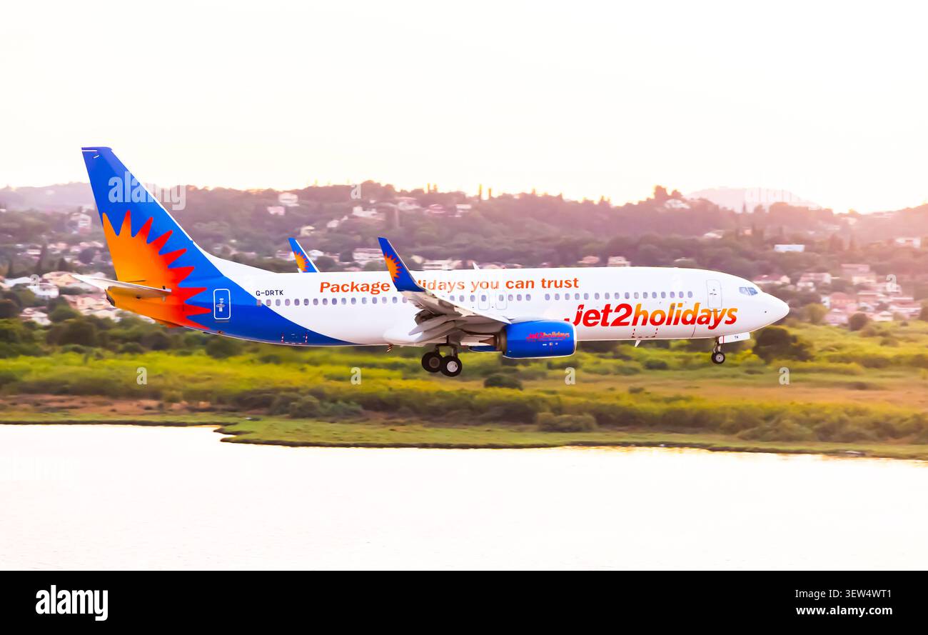 Aéroport international de Corfou Ioannis Kapodistrias, Corfou, île Ionienne, Grèce - juillet - 8 - 2025 - Un avion Jet2holidays vole. Banque D'Images