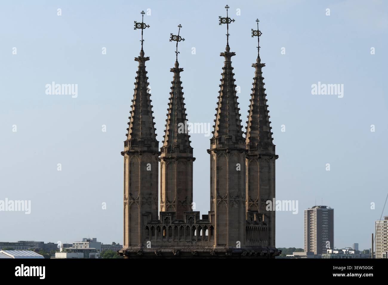 Quatre pinacles en pierre ornées couronnent l'église du Saint-Sépulcre Banque D'Images