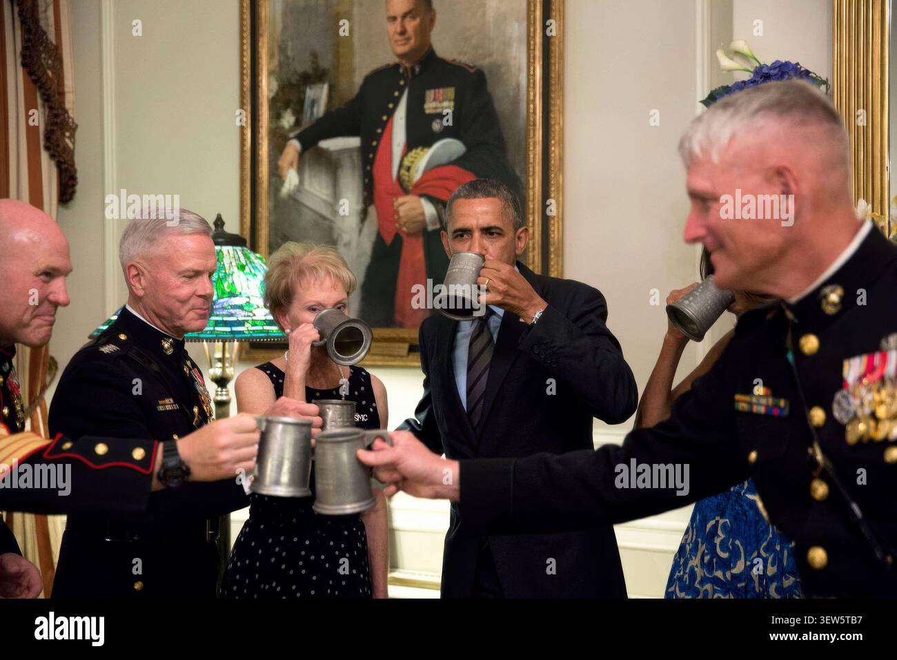 Le président Barack Obama et la première dame Michelle Obama se joignent au génie James Amos, commandant du corps des Marines, deuxième à gauche, et au MRS Bonnie Amos pour un toast célébratif à la Maison des commandants à la caserne des Marines Washington, D.C, le 27 juin 2014. (Photo officielle de la Maison Blanche par Pete Souza) cette photo officielle de la Maison Blanche est disponible uniquement pour publication par des organismes de presse et/ou pour usage personnel impression par le(s) sujet(s) de la photographie. La photographie ne peut être manipulée en aucune façon et ne peut pas être utilisée dans des documents commerciaux ou politiques, publicité Banque D'Images