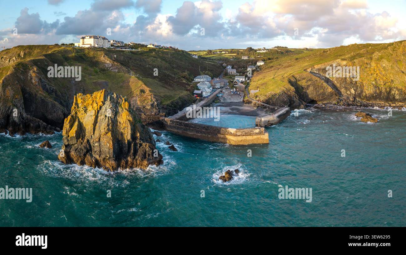 Vue aérienne du village de pêcheurs de Cornouailles populaire de Mullion Cove sur la péninsule de Lizard en Cornouailles avec une côte rocheuse et un har historique Banque D'Images