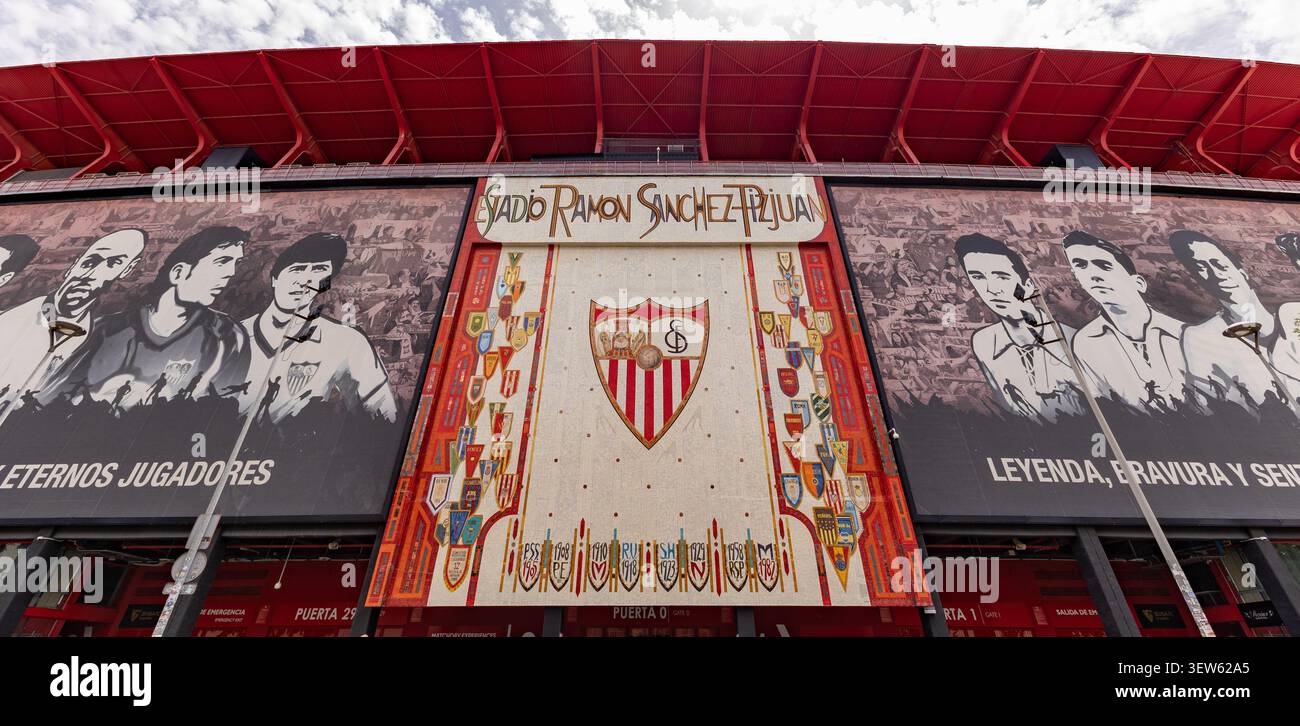 Séville, Espagne, 24 juin 2026 : façade principale du stade Ramon Sanchez Pizjuan, domicile du club de football Sevilla FC, avec la mosaïque centrale historique A. Banque D'Images