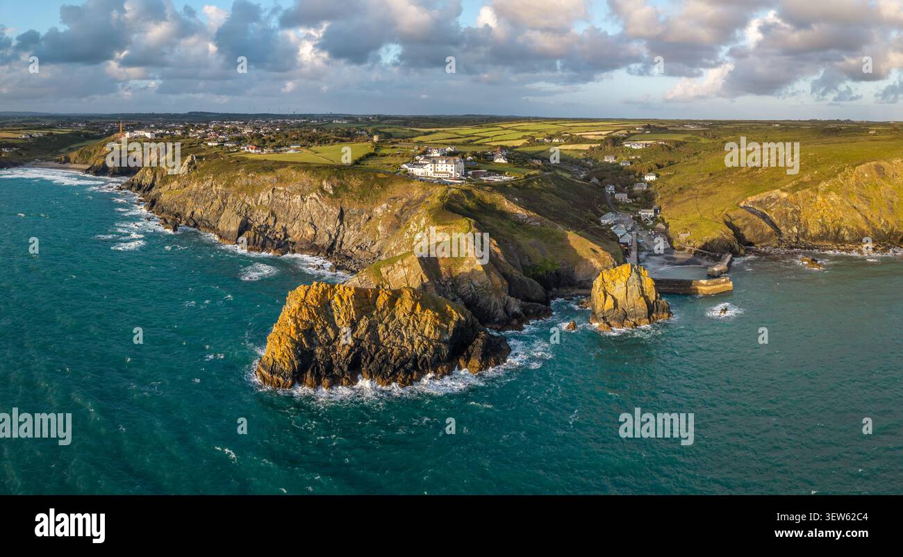 Vue aérienne du village de pêcheurs de Cornouailles populaire de Mullion Cove sur la péninsule de Lizard en Cornouailles avec une côte rocheuse et un har historique Banque D'Images