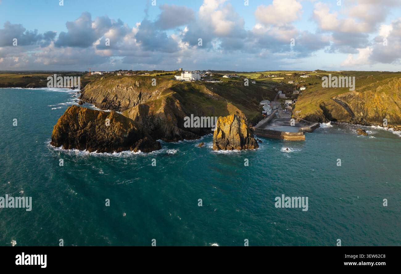 Vue aérienne du village de pêcheurs de Cornouailles populaire de Mullion Cove sur la péninsule de Lizard en Cornouailles avec une côte rocheuse et un har historique Banque D'Images