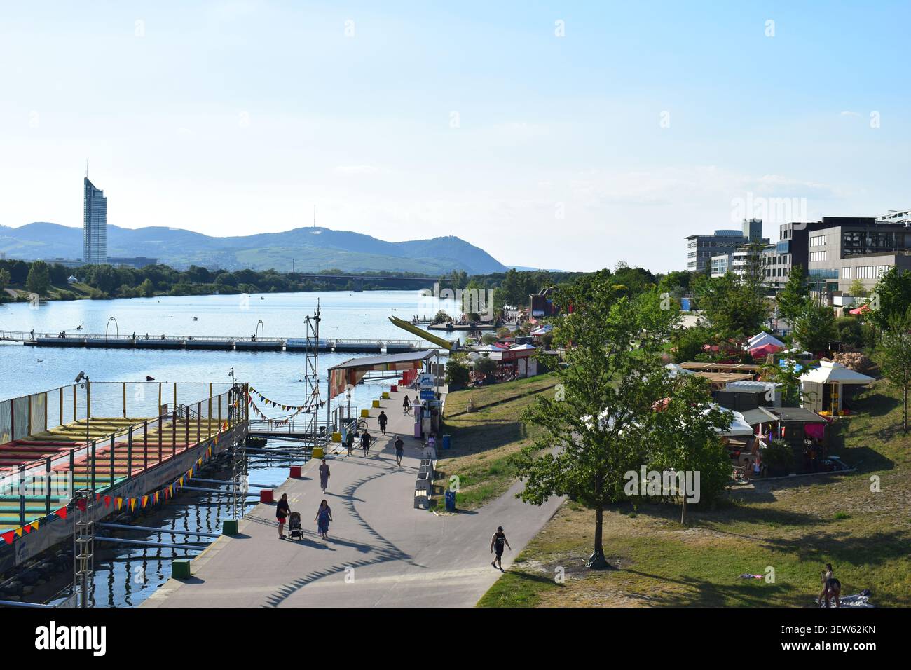 VIENNE, AUTRICHE - 25 JUIN 2026 : Des gens profitant d'une chaude journée ensoleillée d'été à Copa Beach ou Copa Cagrana près de la Neue Donau, Danube. Banque D'Images