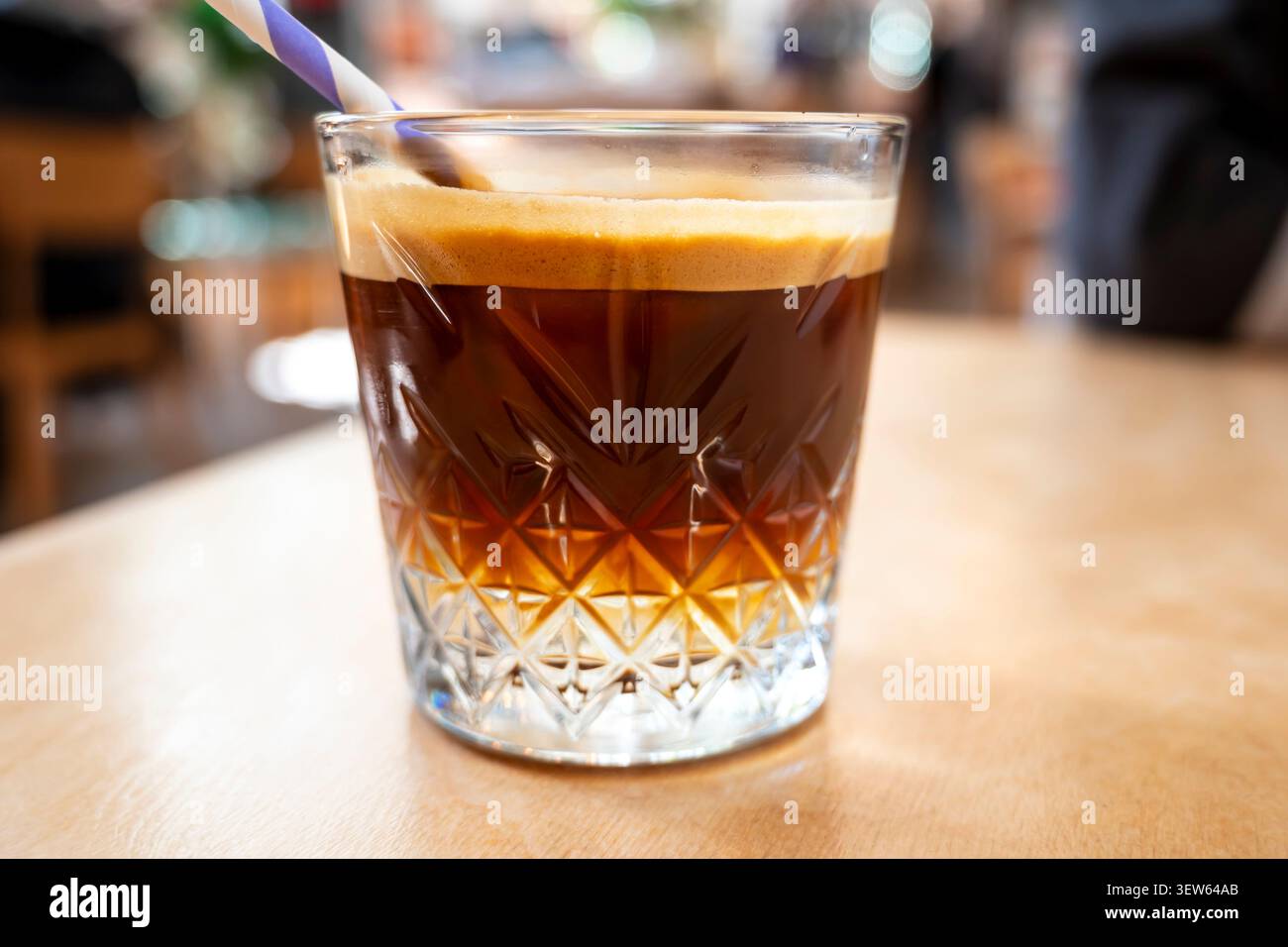 espresso tonic artisanal dans un verre de cristal avec une paille en papier, parfait pour le café de spécialité et les menus rafraîchissants Banque D'Images