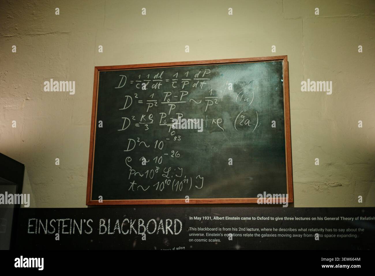 Le tableau noir d’Albert Einstein est exposé au History of Science Museum d’Oxford, Oxfordshire, Angleterre. Le tableau de surveillance contient les calculs et n Banque D'Images
