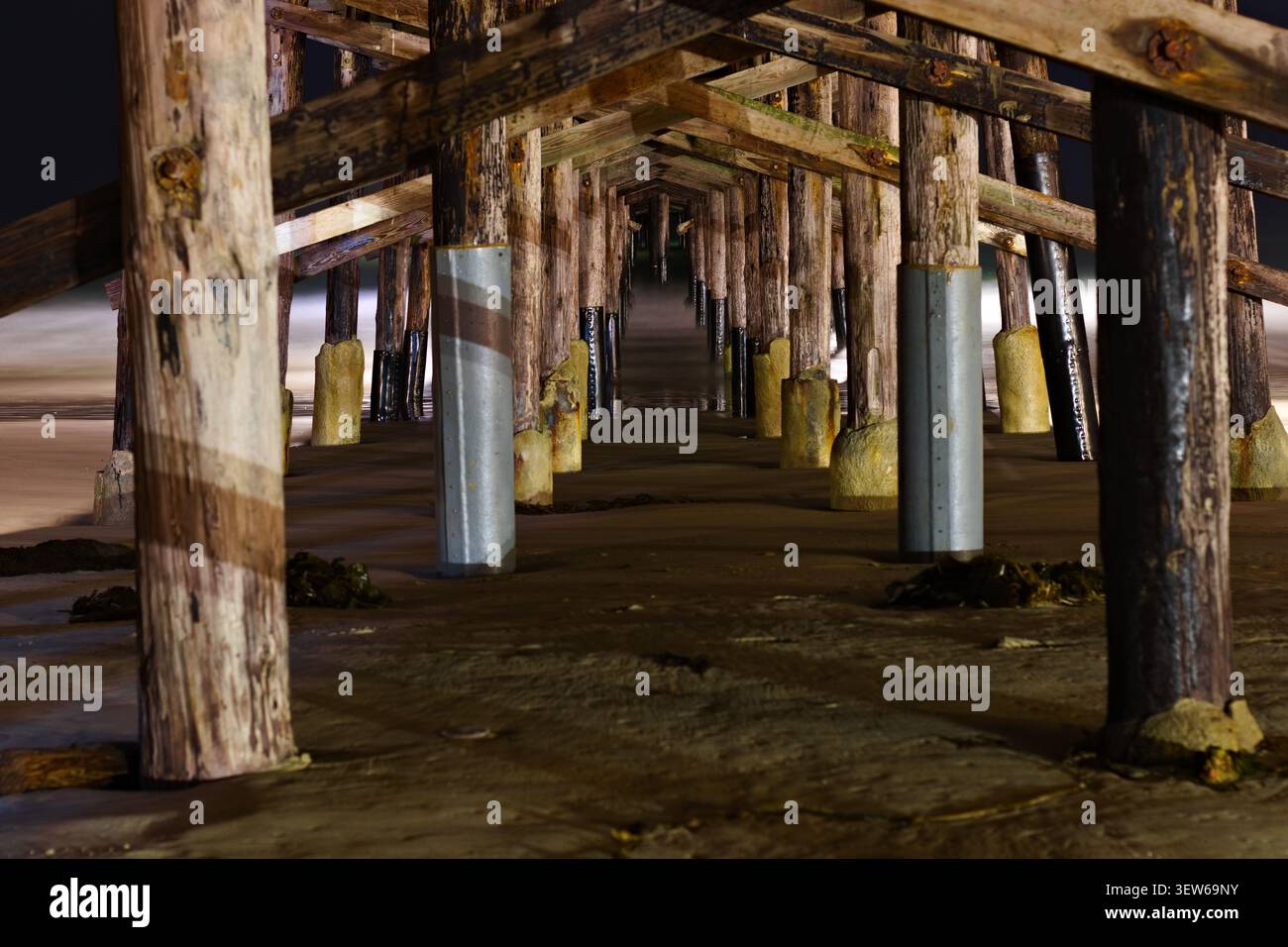 Newport Beach Pier soutient la nuit Banque D'Images