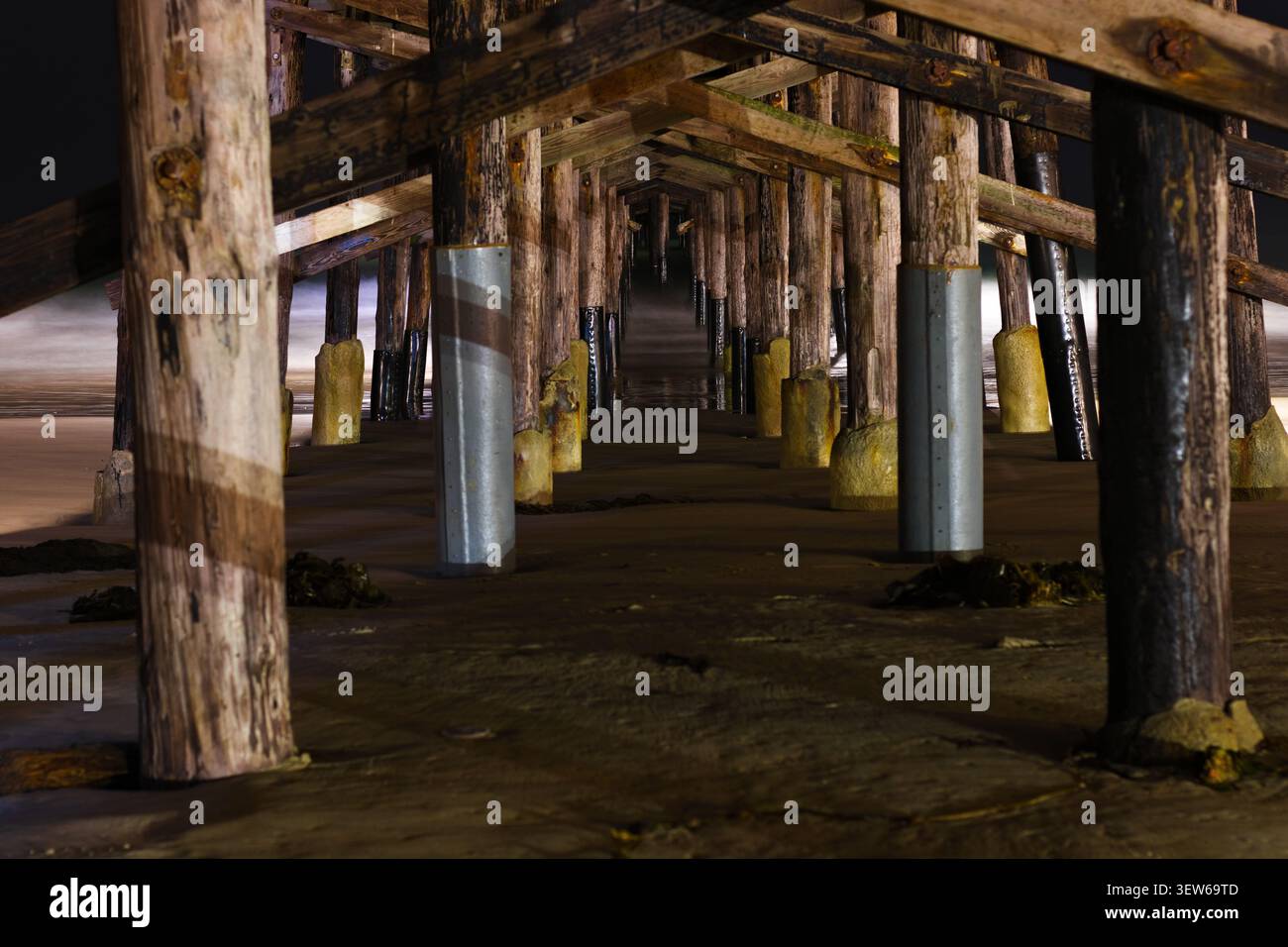 Newport Beach Pier soutient la nuit Banque D'Images