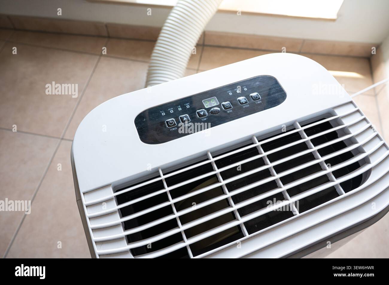 Une unité de climatisation intérieure portable fonctionne pendant une période de températures exceptionnellement élevées affectant la Belgique. La demande croissante de refroidissement est en cours Banque D'Images