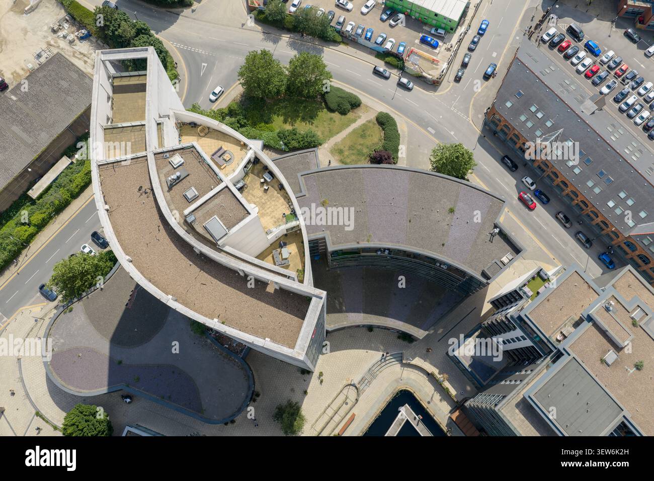 Vue aérienne de Broadcasting place dans le centre-ville de Leeds montrant l'architecture incurvée distinctive sur le toit entourant la cour publique et à proximité Banque D'Images