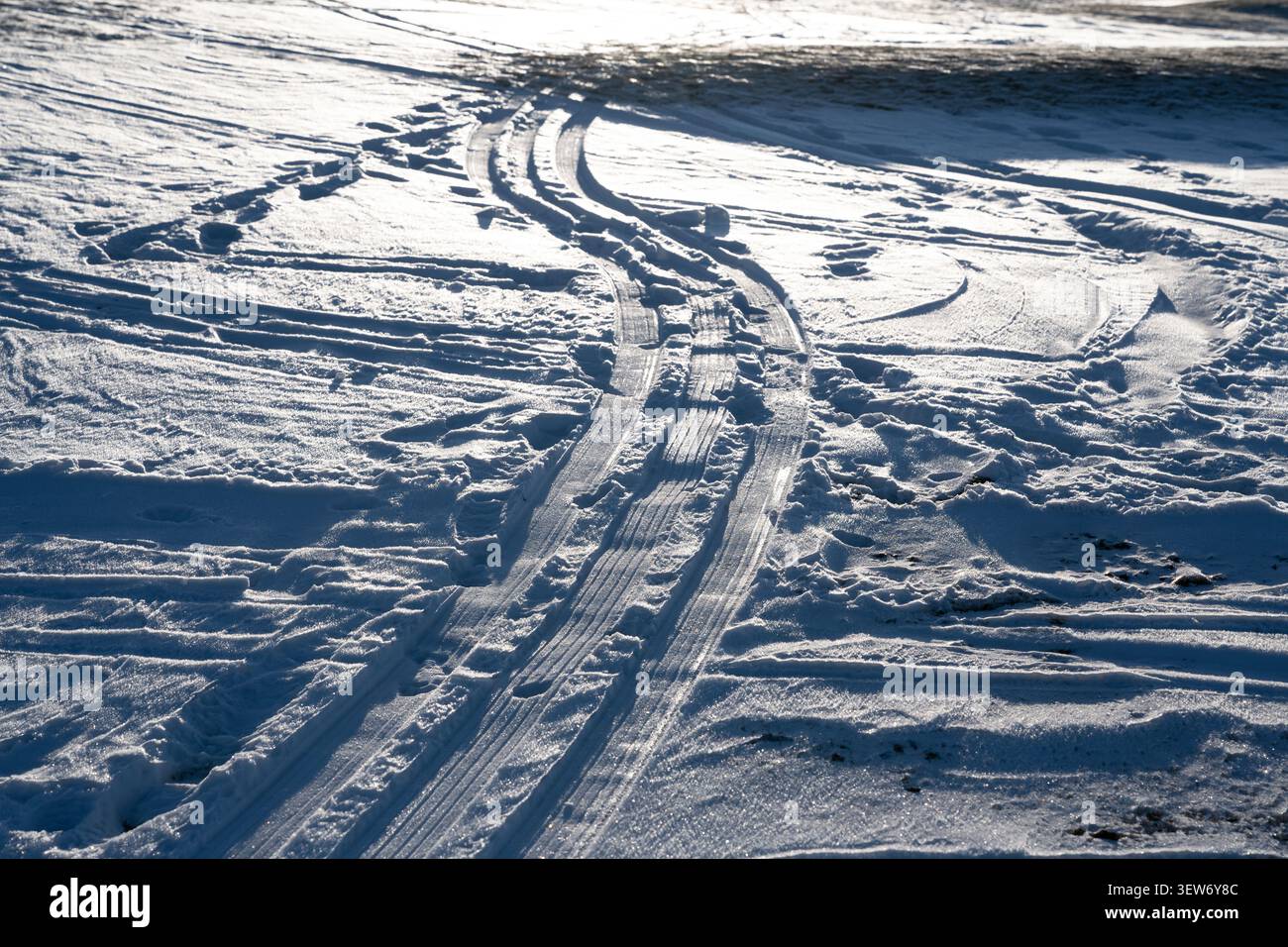 Les pistes de ski dans la neige Banque D'Images