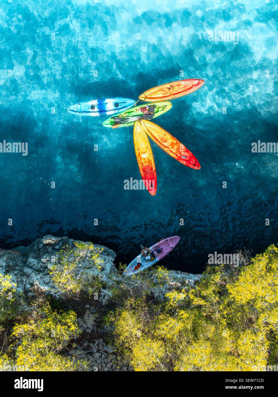 Vue aérienne drone de kayaks colorés dans une mer turquoise claire Banque D'Images