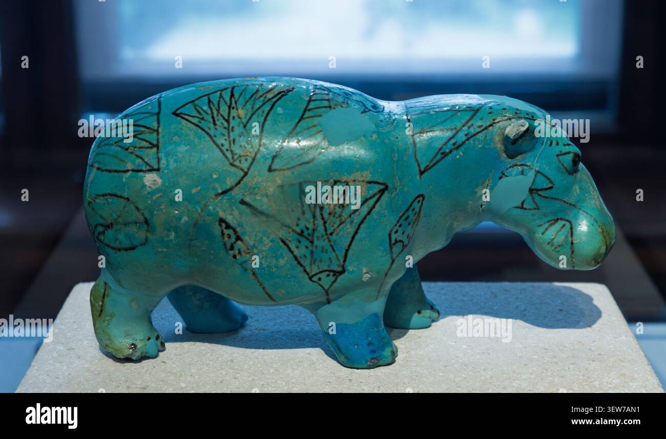 Faience Hippopotamus figurine, 11e-12e dynastie, c. 2000 av. J.-C. Représente un habitat avec lotus et oiseaux. Tenue au Kunsthistorisches Museum Wien, Vienne. Banque D'Images