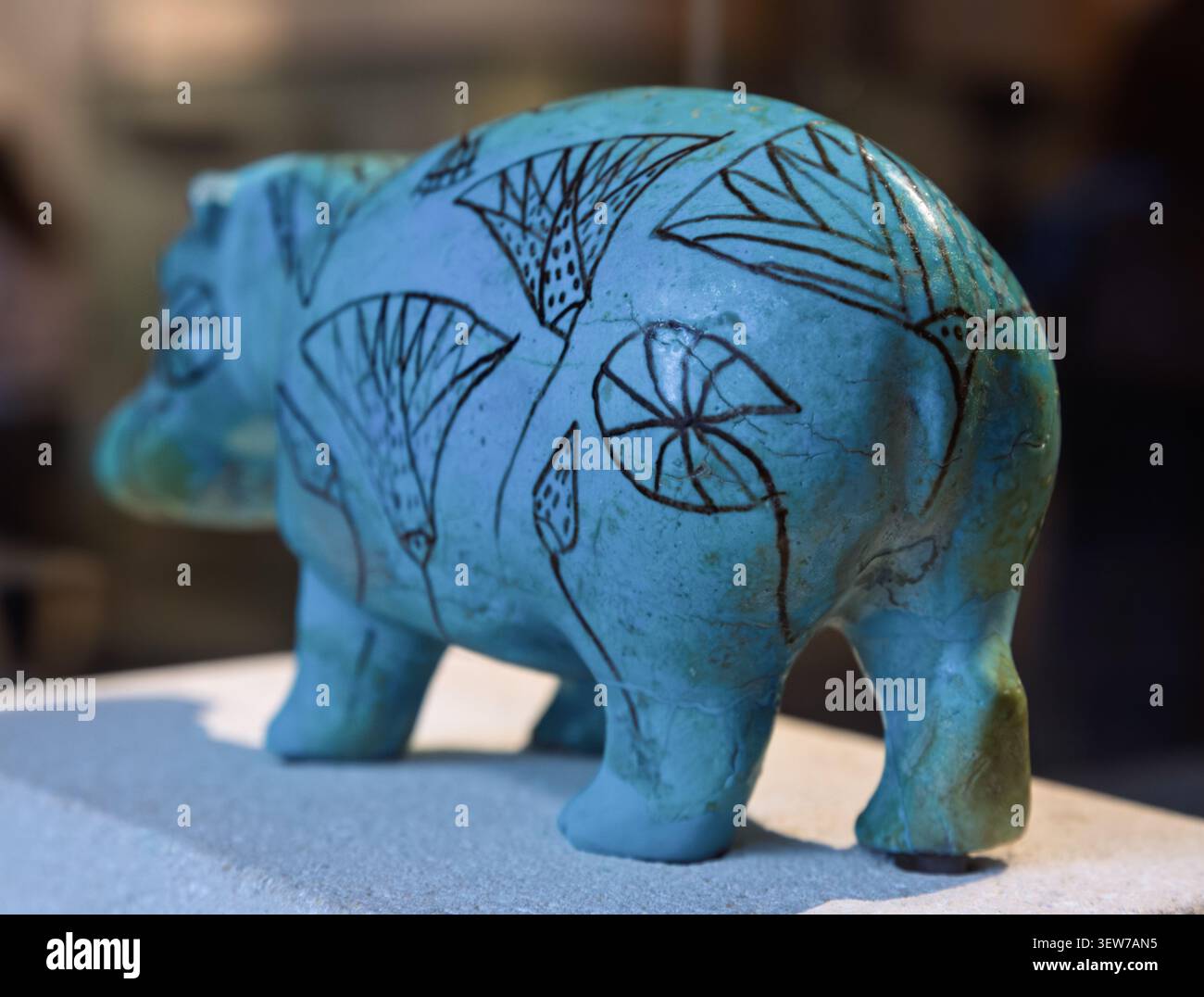 Hippopotame égyptien de faïence, Empire du milieu, 11e/12e dynastie, c. 2000 av. J.-C. Décoré de motifs de lotus et papyrus. Collection du Kunsthistoris Banque D'Images