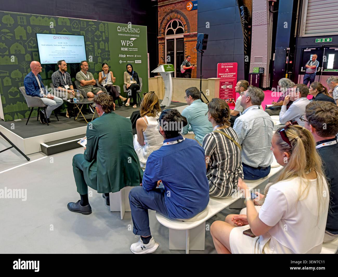 Discussion en table ronde de SocialHousing sur les performances des réseaux de chaleur et l’expérience des locataires à Housing 2026, Manchester Central, 24 juin 2026. Banque D'Images