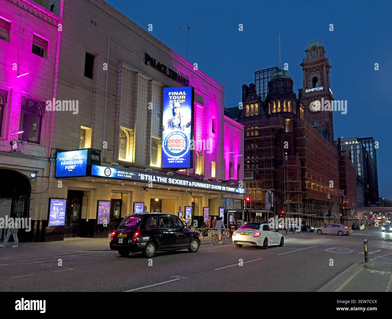 Palace Theatre Manchester Oxford Road soir au crépuscule, avec la publicité Rocky Horror Show et la tour d'horloge de Kimpton visible à proximité Banque D'Images